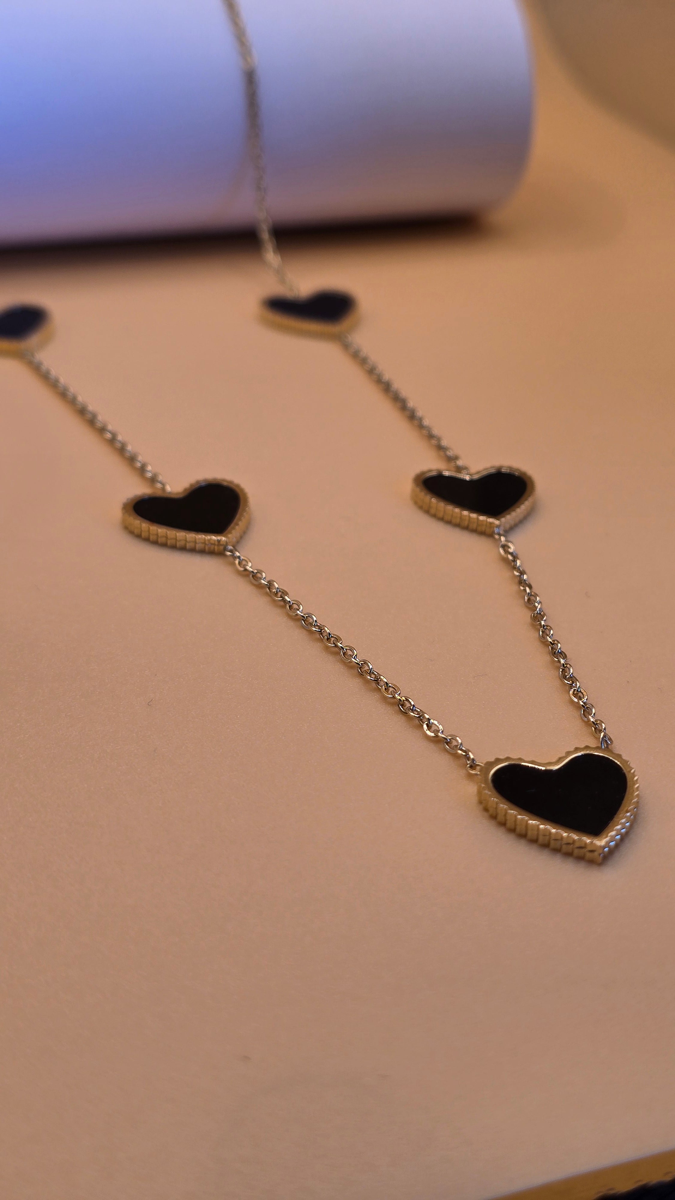 Parure collier, bracelet et boucles d'oreilles cœur noir